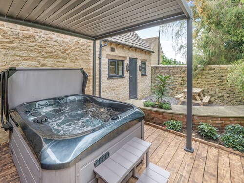 A luxury one bedroom cottage with bubbling hot tub.