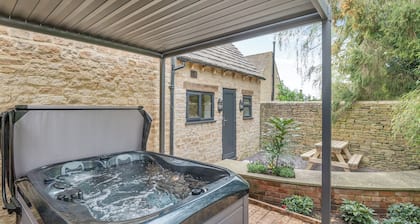 A luxury one bedroom cottage with bubbling hot tub.