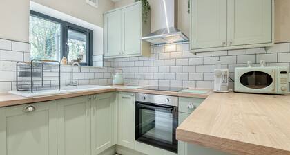 A luxury one bedroom cottage with bubbling hot tub.