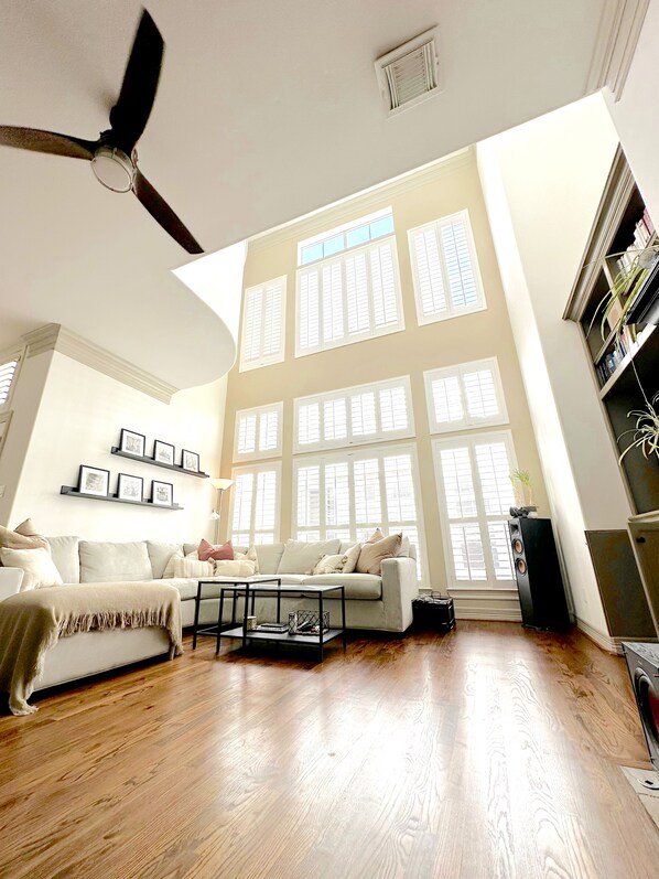 Living area - Elegant & Tasteful Townhouse in the Heart of Houston w/ gym (Houston)