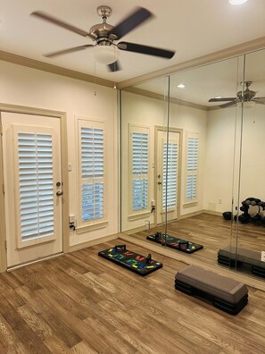 Fitness facility - Elegant & Tasteful Townhouse in the Heart of Houston w/ gym (Houston)