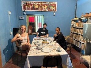 Makan di kamar