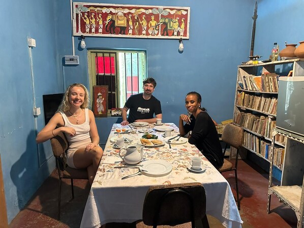 In-room dining - Catch the Ella Train Hostel (Kandy)