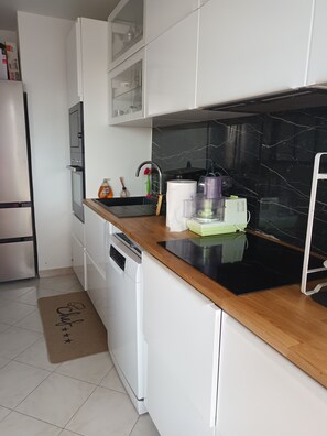 Réfrigérateur, micro-ondes, four, plaque de cuisson