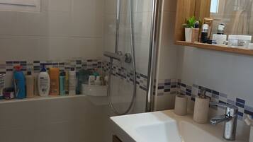 Douche, sèche-cheveux, serviettes fournies, savon