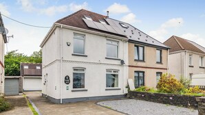 Unclassified image, 4 of 11, button - 1 bedroom accommodation in Glynneath, near Neath (Glynneath, near Neath)
