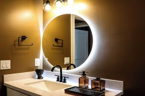 Shower, hair dryer, towels, soap - RH Style Beach House, 3Bedrooms, 6 guests, 8min to Ocean (Vero Beach)