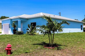 Exterior - RH Style Beach House, 3Bedrooms, 6 guests, 8min to Ocean (Vero Beach)