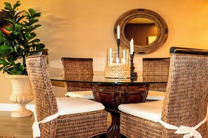 Dining - RH Style Beach House, 3Bedrooms, 6 guests, 8min to Ocean (Vero Beach)