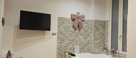 Deluxe Room, Accessible, Non Smoking | 1 bedroom, Frette Italian sheets, premium bedding, soundproofing