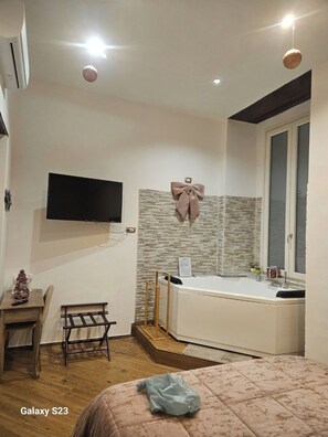 Deluxe-Zimmer, barrierefrei, Nichtraucher | Italienische Bettbezüge von Frette, hochwertige Bettwaren