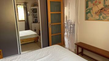 2 slaapkamers, een strijkplank/strijkijzer, beddengoed