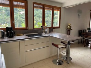 Private kitchen - Small house on a hill, quiet with sea view, sunny terrace (Menton)