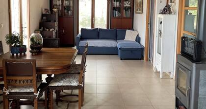 Small house on a hill, quiet with sea view, sunny terrace