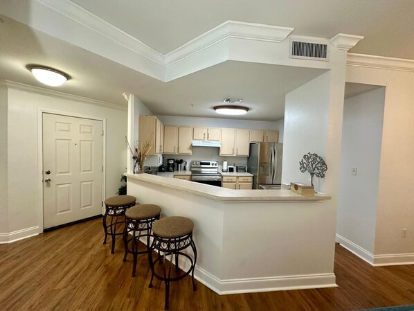 Réfrigérateur, four à micro-ondes, un four, surface de cuisson