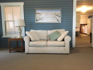 TV, books, computer monitors - Winnipesaukee Family "Hidden" Gem - Weirs Beach (Laconia)