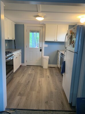 Fridge, microwave, oven, stovetop - Winnipesaukee Family "Hidden" Gem - Weirs Beach (Laconia)
