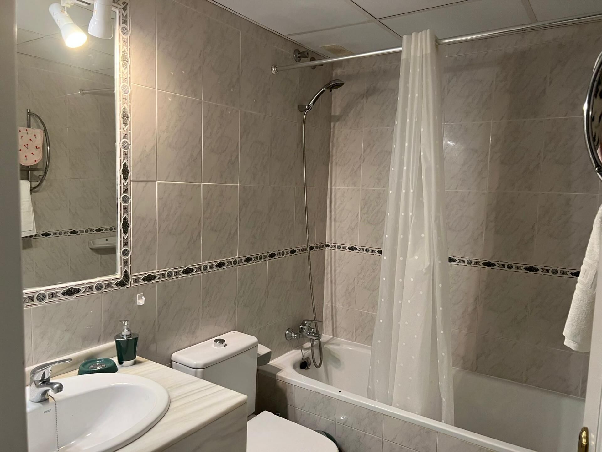 Ein Badezimmer mit Badewanne, Toilette, Waschbecken und Dusche.