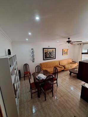 TV, books - Apartamento T1 Al-sakia Village (ALMARGEM)
