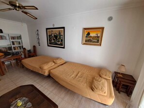 1 habitación, escritorio, tabla de planchar con plancha y ropa de cama