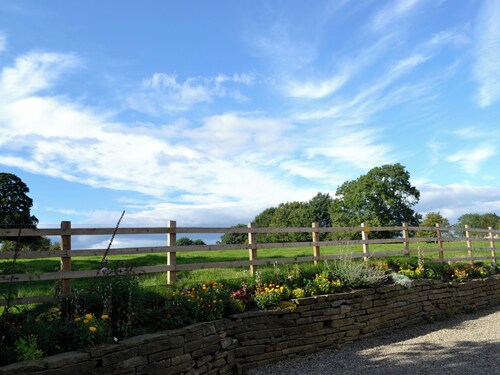 Ideally placed between the quaint market towns of Skipton and Settle.