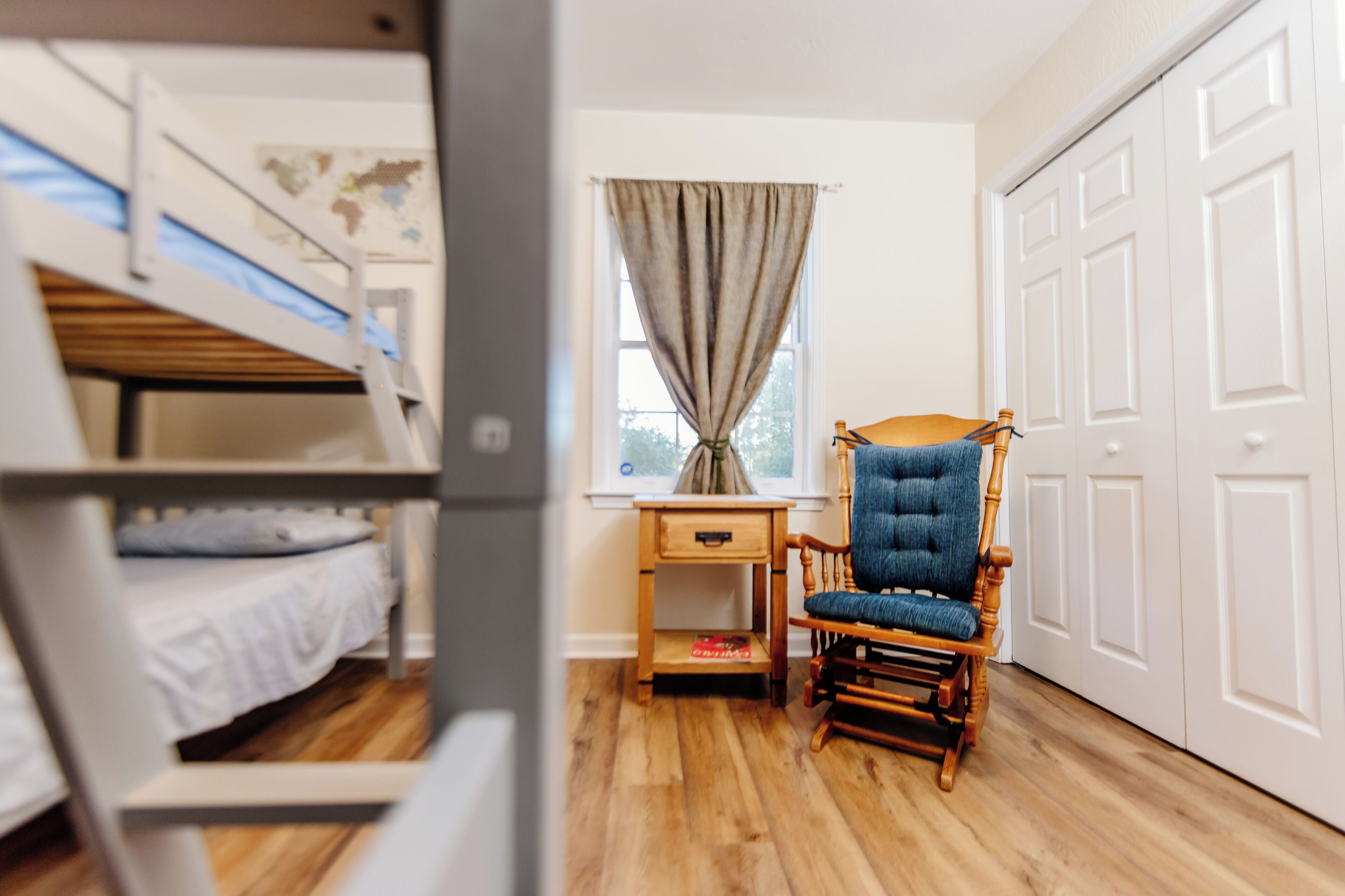 3 habitaciones, escritorio y tabla de planchar con plancha 