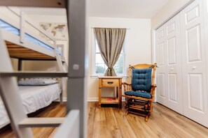 3 habitaciones, escritorio y tabla de planchar con plancha 