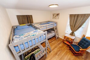 3 slaapkamers, een bureau, een strijkplank/strijkijzer, reisbedje