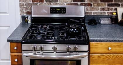 Bridgeview Bend - Charming 3-bedroom house with spacious yard and seasonal creek