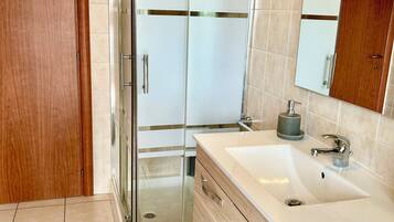 Dusche, Haartrockner, Bidet, Handtücher