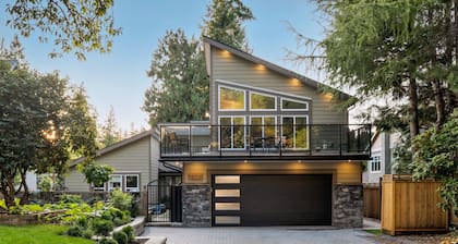 Executive Suite! Luxurious space w/private deck. Stroll to shops & restaurants.