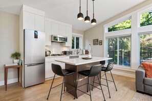 Kylskåp, mikrovågsugn, spishäll och diskmaskin