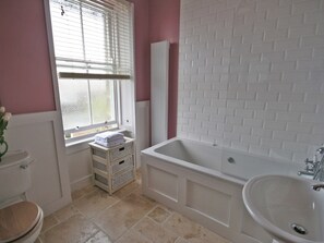 Bathroom - 3 bedroom accommodation in Seahouses (Seahouses)