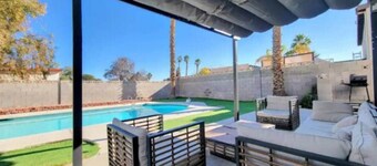Close to strip | 7 beds, Pool, backyard, BBQ