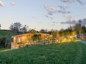 Property grounds - 1 bedroom accommodation in Malvern (Malvern)