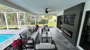 Smart-TV, Kamin, Videospiele, Bücher