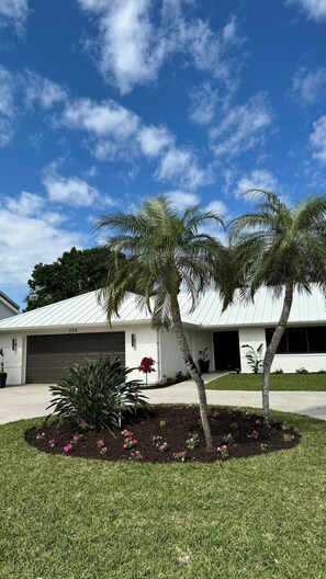 Exterior - Completely renovated 3-bedroom, heated pool home, privacy, near Naples beach! (Naples)