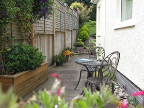 Outdoor dining - 1 bedroom accommodation in Braithwaite (Braithwaite)