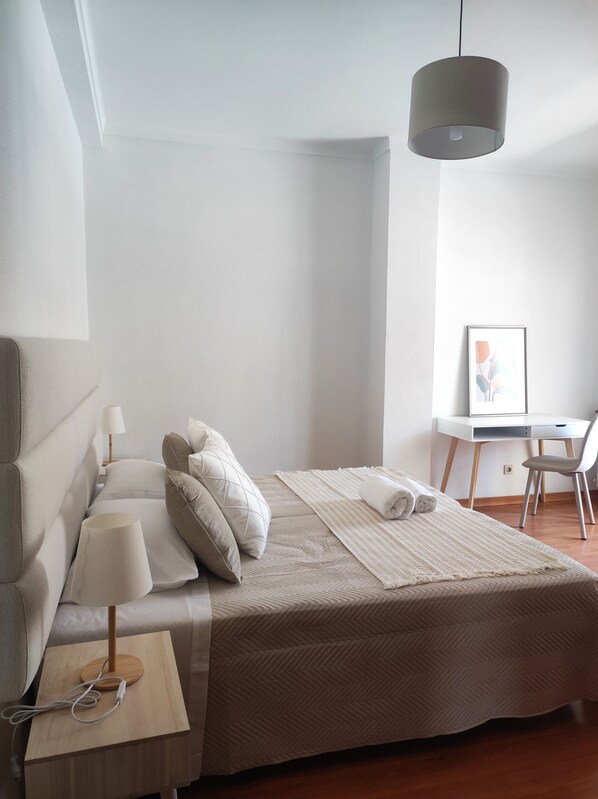 3 Schlafzimmer, Schreibtisch, Bügeleisen/Bügelbrett, Reisekinderbett