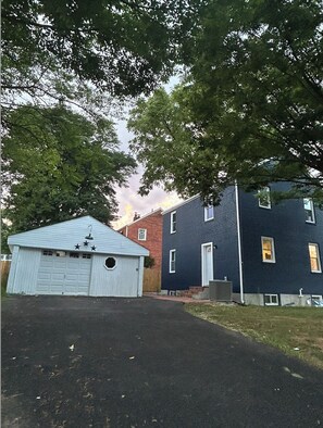 Exterior - Spacious 4-bedroom house with AC and WiFi in fabulous Silver Spring (Silver Spring)