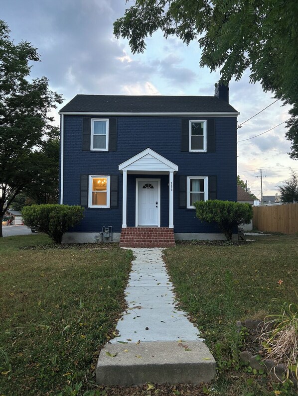 Exterior - Spacious 4-bedroom house with AC and WiFi in fabulous Silver Spring (Silver Spring)
