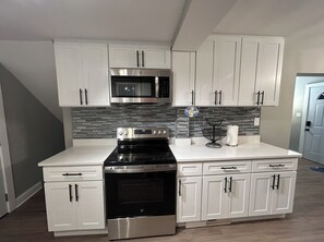Microwave, oven, stovetop, dishwasher - Spacious 4-bedroom house with AC and WiFi in fabulous Silver Spring (Silver Spring)
