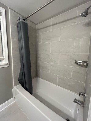 Towels, soap, shampoo, toilet paper - Spacious 4-bedroom house with AC and WiFi in fabulous Silver Spring (Silver Spring)