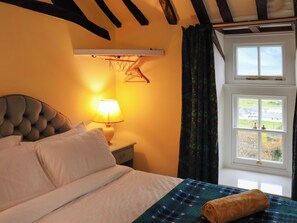 4 bedrooms, free WiFi, bed sheets - 4 bedroom accommodation in Harlech (Harlech)