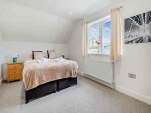 4 bedrooms, free WiFi, bed sheets - 4 bedroom accommodation in Near Newport (Near Newport)