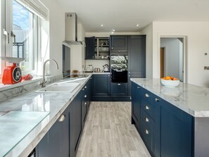 Lava-louças, cadeirão de bebê