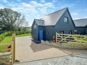 Exterior - 4 bedroom accommodation in Near Newport (Near Newport)