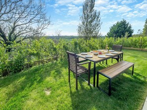 Outdoor dining - 4 bedroom accommodation in Near Newport (Near Newport)