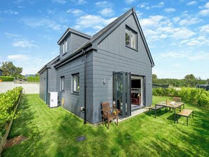 Outdoor dining - 4 bedroom accommodation in Near Newport (Near Newport)