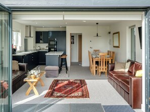Interior - 4 bedroom accommodation in Near Newport (Near Newport)